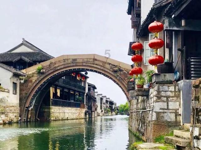 吃早餐的精致女孩